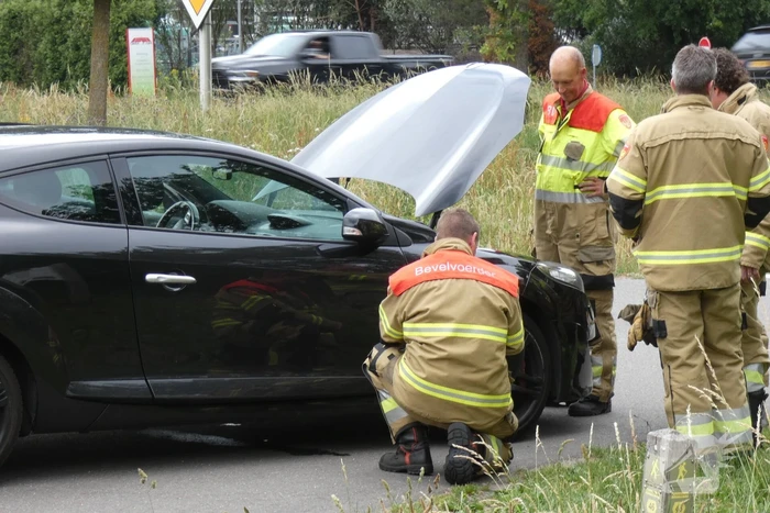 Bestuurster ruikt brandlucht zet auto stil