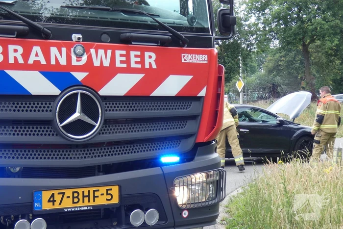 Bestuurster ruikt brandlucht zet auto stil