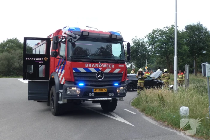 Bestuurster ruikt brandlucht zet auto stil
