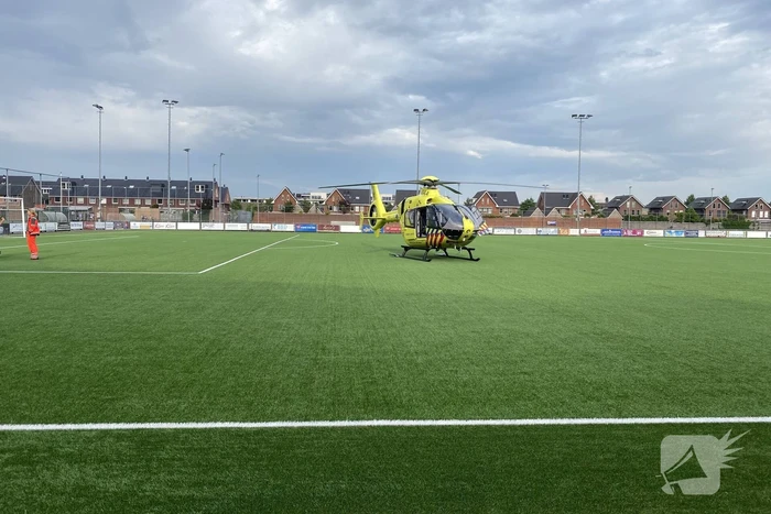 Traumahelikopter landt op sportveld