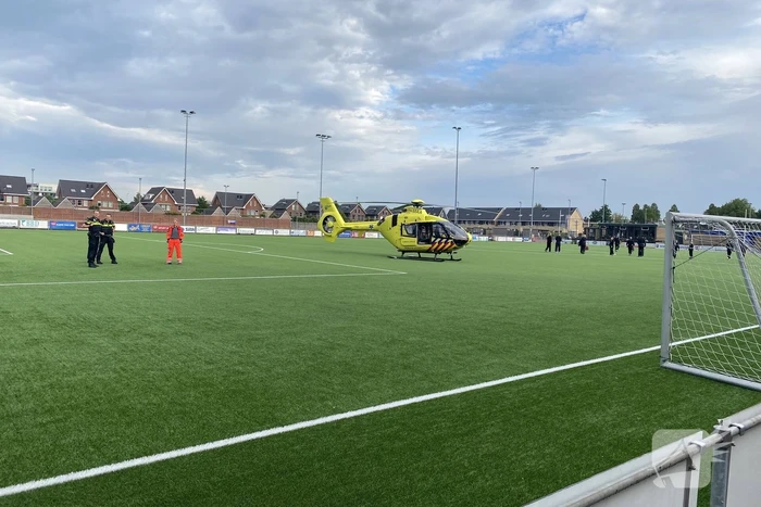 Traumahelikopter landt op sportveld