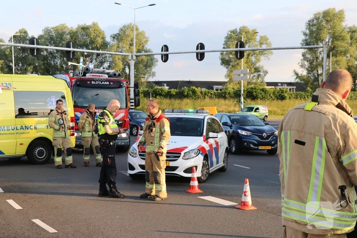 Weg afgesloten door aanrijding met twee auto's