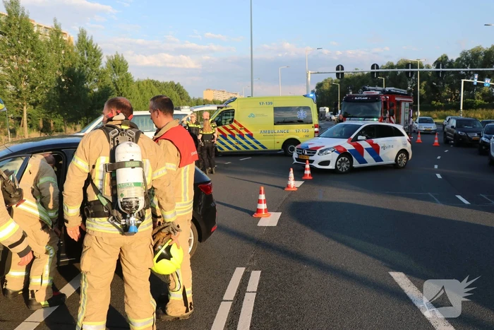 Weg afgesloten door aanrijding met twee auto's