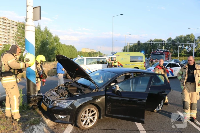 Weg afgesloten door aanrijding met twee auto's