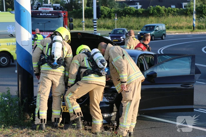 Weg afgesloten door aanrijding met twee auto's
