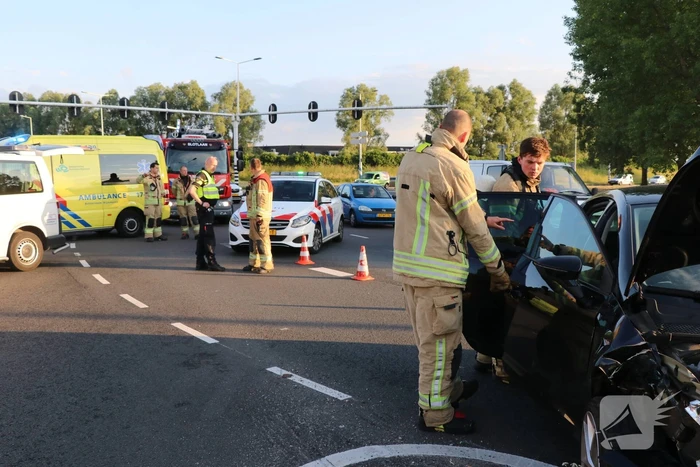 Weg afgesloten door aanrijding met twee auto's