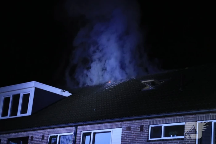 Woningblok ontruimd bij uitslaande brand in dak