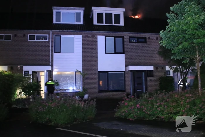 Woningblok ontruimd bij uitslaande brand in dak