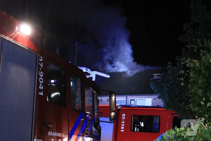 Woningblok ontruimd bij uitslaande brand in dak