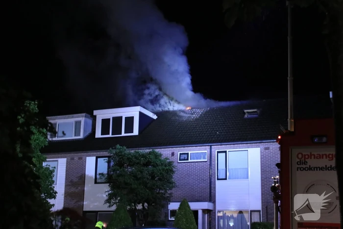 Woningblok ontruimd bij uitslaande brand in dak