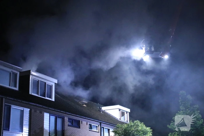 Woningblok ontruimd bij uitslaande brand in dak