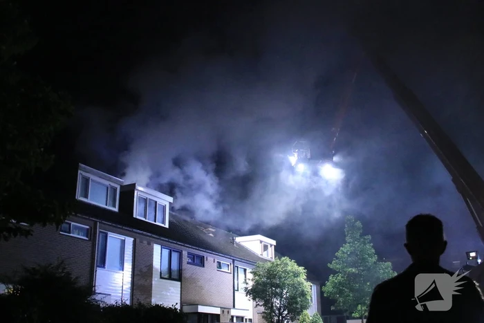 Woningblok ontruimd bij uitslaande brand in dak