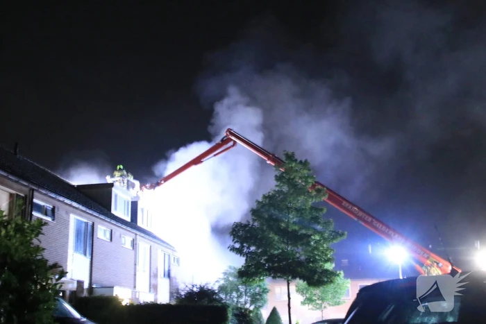 Woningblok ontruimd bij uitslaande brand in dak