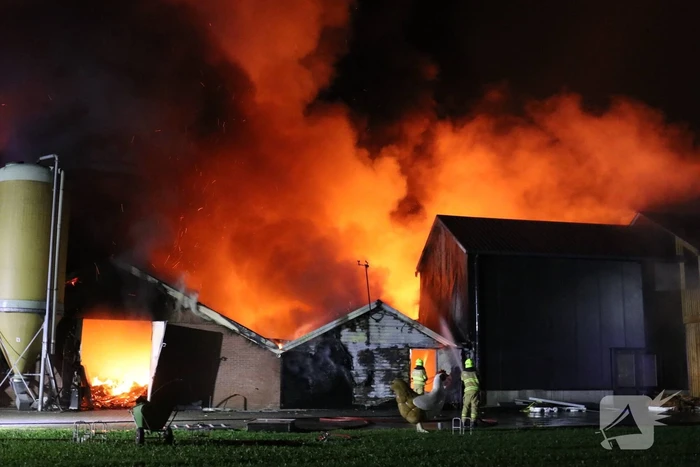 Grote uitslaande brand in meerdere schuren