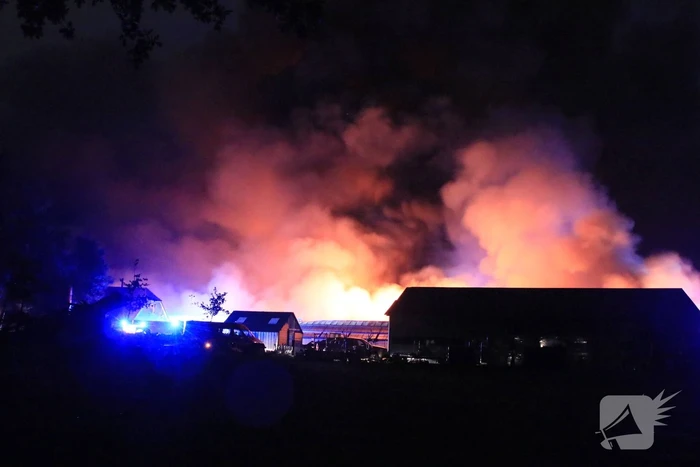 Grote uitslaande brand in meerdere schuren
