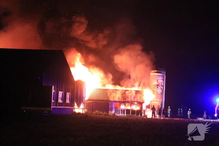 Grote uitslaande brand in meerdere schuren