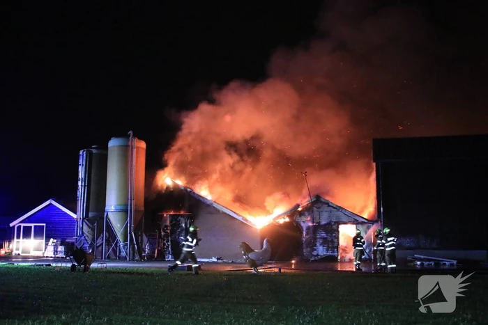 Grote uitslaande brand in meerdere schuren