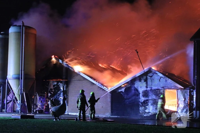 Grote uitslaande brand in meerdere schuren