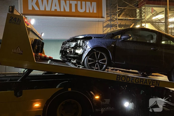 Automeeting eindigt tegen paal