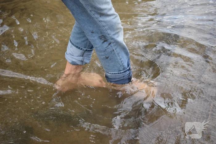 Straten en tuinen onder water door gesprongen leiding