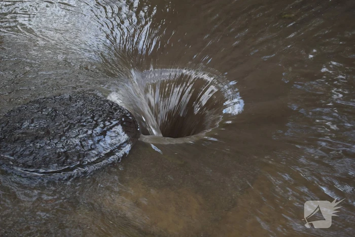 Straten en tuinen onder water door gesprongen leiding