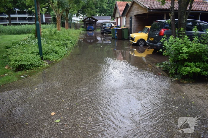 Straten en tuinen onder water door gesprongen leiding