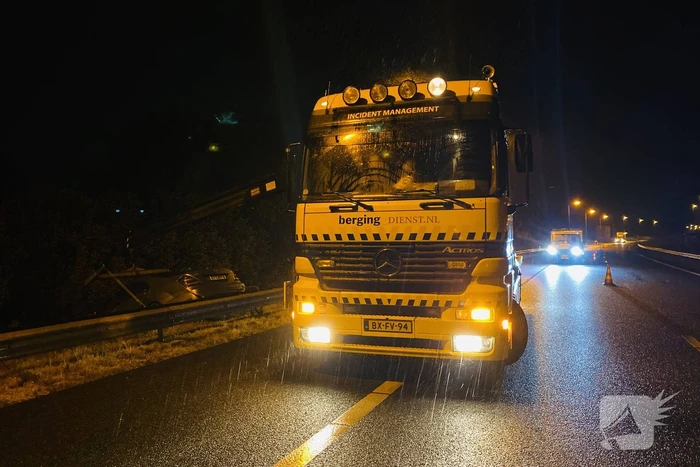 Auto belandt aan andere kant van vangrail