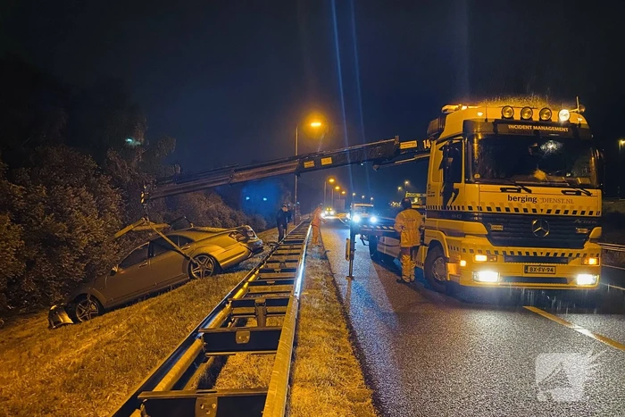 Auto belandt aan andere kant van vangrail