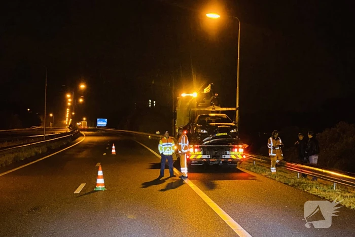 Auto belandt aan andere kant van vangrail