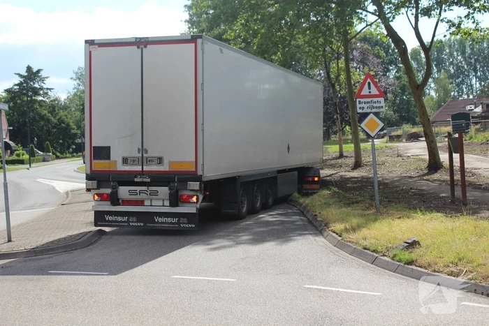 Vrachtwagenchauffeur rijdt zichzelf vast in de berm