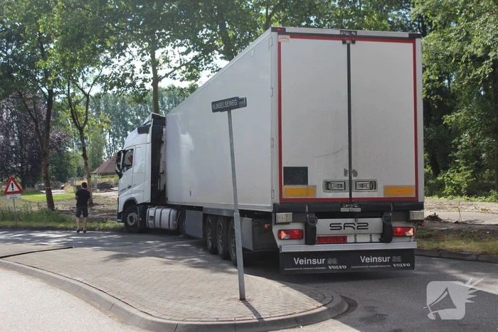 Vrachtwagenchauffeur rijdt zichzelf vast in de berm