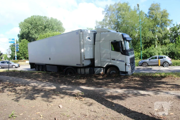 Vrachtwagenchauffeur rijdt zichzelf vast in de berm
