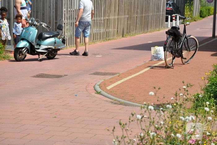 Fietsster aangereden door scooter