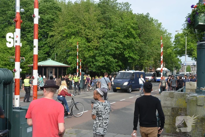 Ingangen afgesloten en aanhouding bij demonstratie Black Lives Matters op De Bult