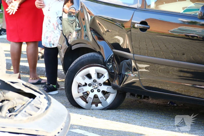 Auto op zijn kop na aanrijding met geparkeerde auto