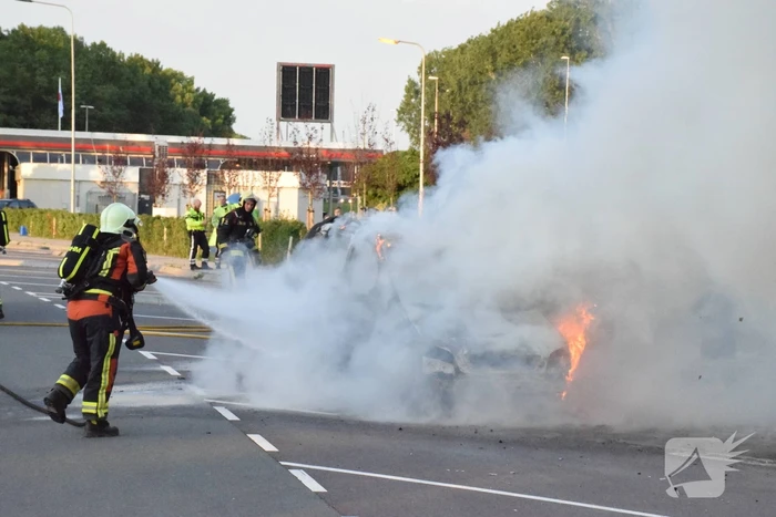 Auto brandt volledig uit op parkeerplaats langs snelweg