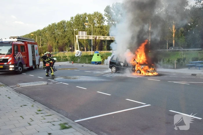 Auto brandt volledig uit op parkeerplaats langs snelweg