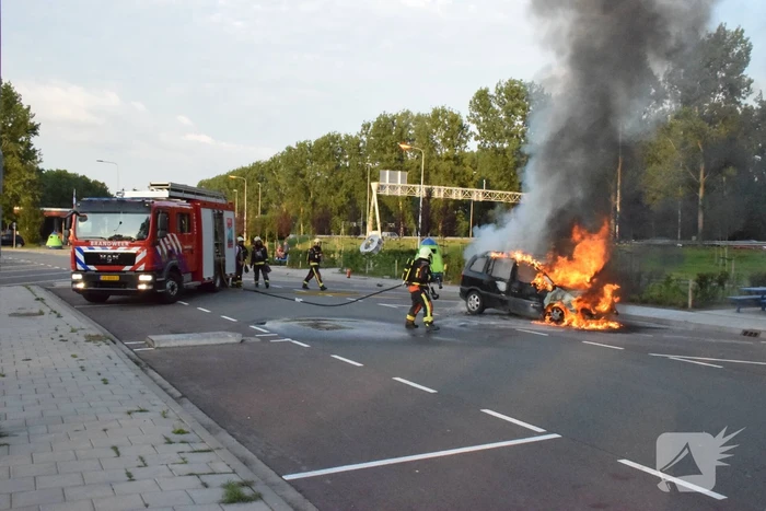 Auto brandt volledig uit op parkeerplaats langs snelweg