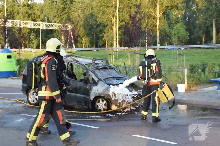 Auto brandt volledig uit op parkeerplaats langs snelweg