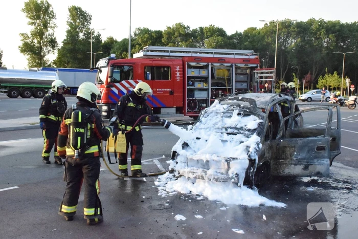 Auto brandt volledig uit op parkeerplaats langs snelweg