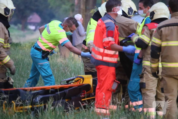 Bestuurder bekneld bij botsing tegen boom