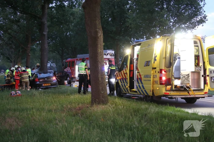 Bestuurder bekneld bij botsing tegen boom