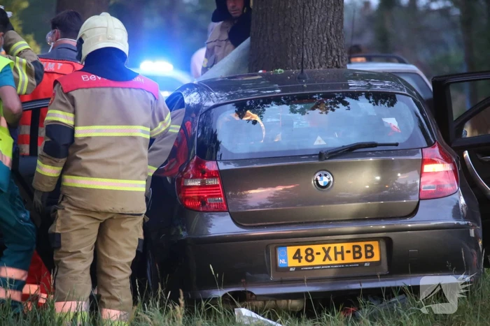 Bestuurder bekneld bij botsing tegen boom