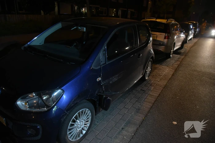 Vrouw verliest macht over het stuur en botst op meerdere geparkeerde auto's