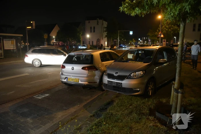 Vrouw verliest macht over het stuur en botst op meerdere geparkeerde auto's