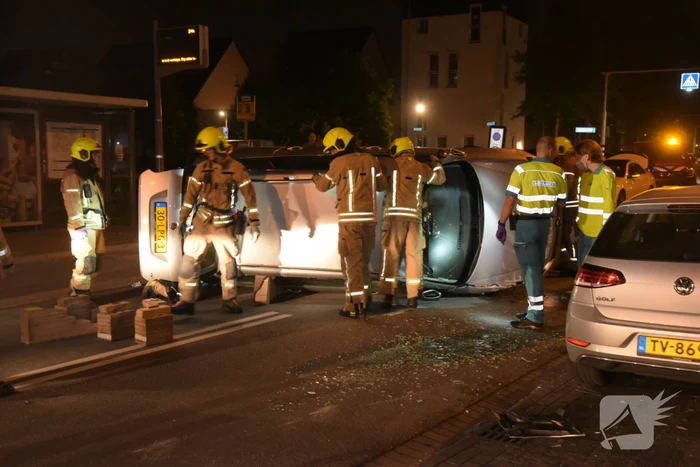 Vrouw verliest macht over het stuur en botst op meerdere geparkeerde auto's