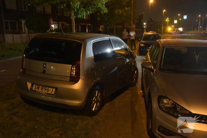 Vrouw verliest macht over het stuur en botst op meerdere geparkeerde auto's