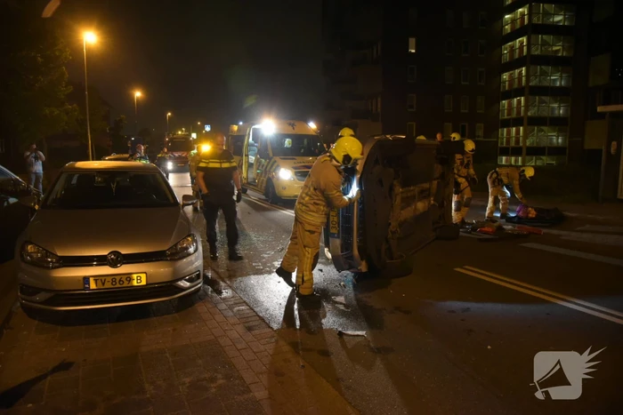 Vrouw verliest macht over het stuur en botst op meerdere geparkeerde auto's