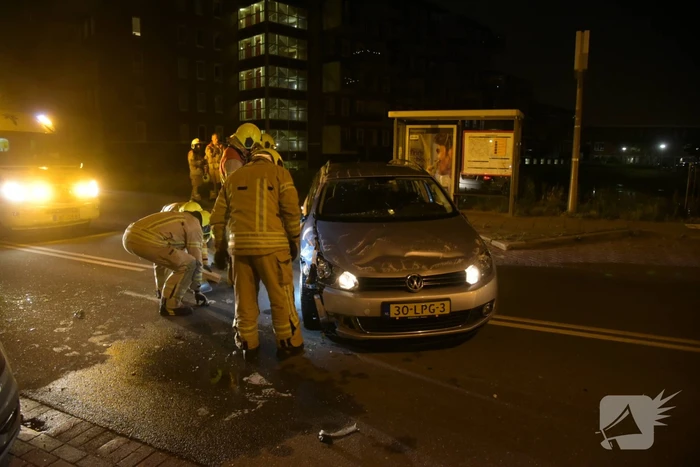 Vrouw verliest macht over het stuur en botst op meerdere geparkeerde auto's