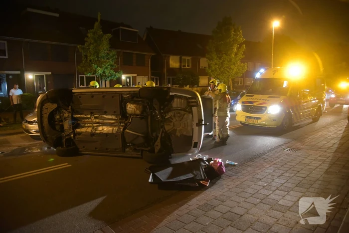Vrouw verliest macht over het stuur en botst op meerdere geparkeerde auto's